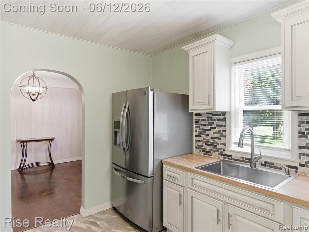 2449 N Genesee Road, Burton, MI 48509 — Photo 9