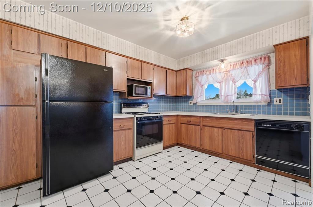 21231 Tiffany Drive, Woodhaven, MI 48183 — Photo 7