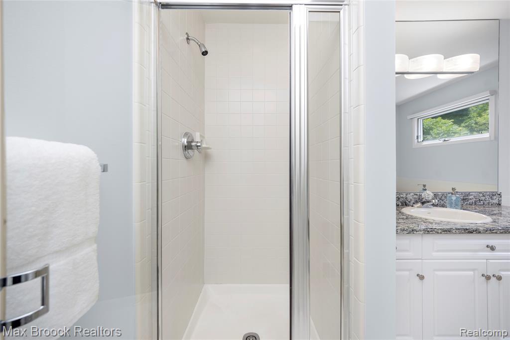 4860 Lagoons Circle, West Bloomfield, MI 48323 — Photo 40