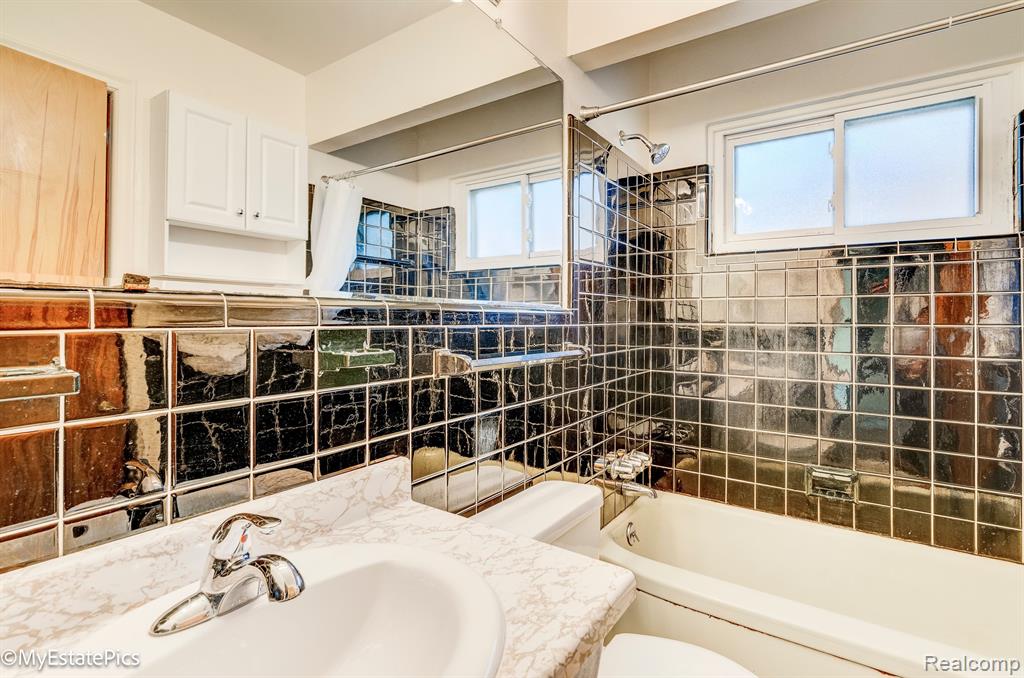 8242 RICKIE Lane, Westland, MI — Photo 19