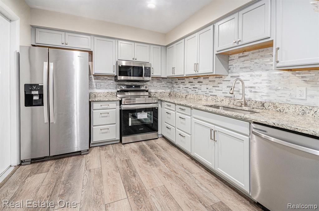 3092 LINDENWOOD Drive, Dearborn, MI 48120 — Photo 7