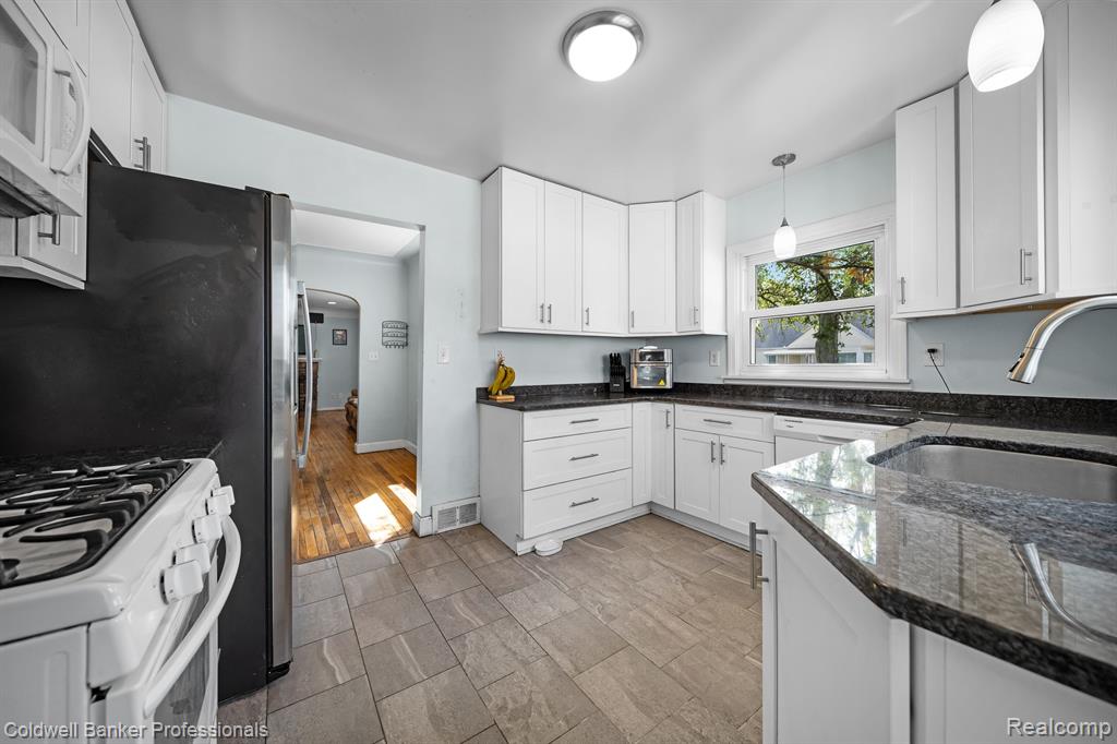 474 W BROCKTON Avenue, Madison Heights, MI 48071 — Photo 5