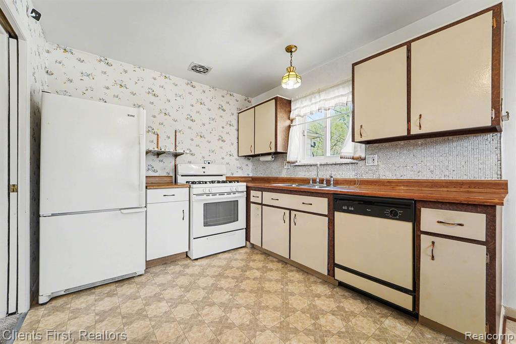 22952 Tuck Road, Farmington, MI 48336 — Photo 8