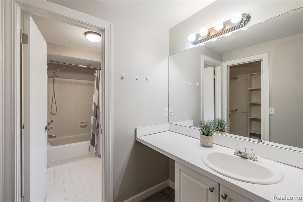 6351 Cherry Tree Court, Rochester Hills, MI 48306 — Photo 50