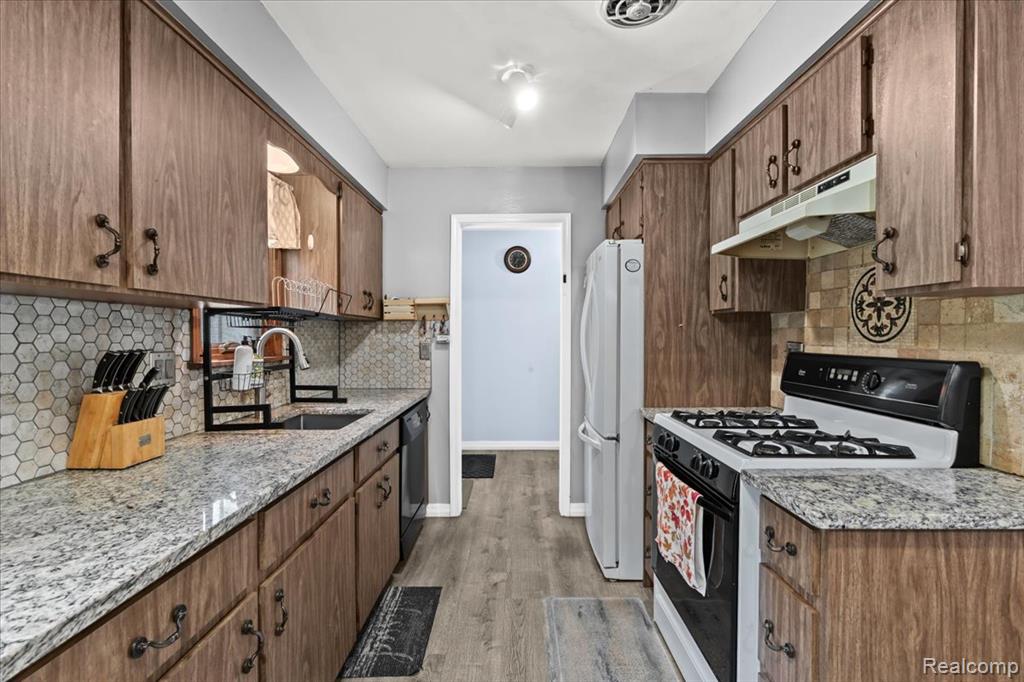 24243 Bashian Drive, Novi, MI — Photo 13