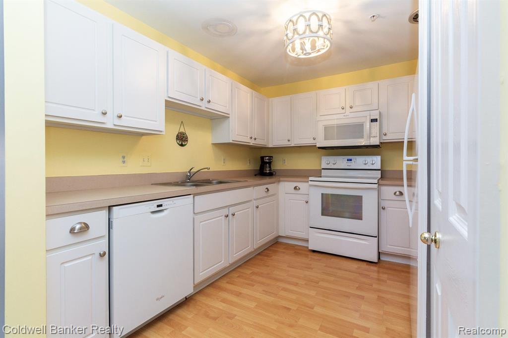 16962 FARMINGTON Road, Livonia, MI 48154 — Photo 12