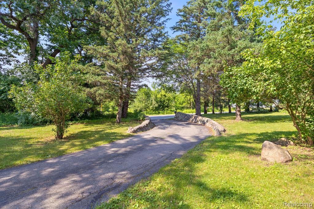 54655 PONTIAC Trail, Milford, MI 48381 — Photo 38