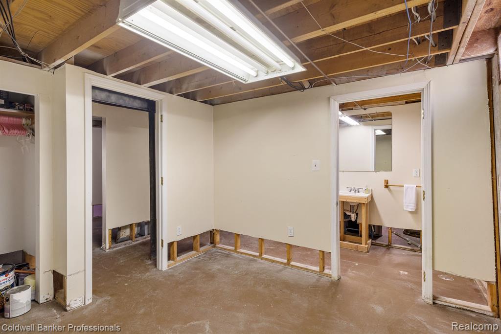 921 MACE Avenue, Madison Heights, MI 48071 — Photo 25
