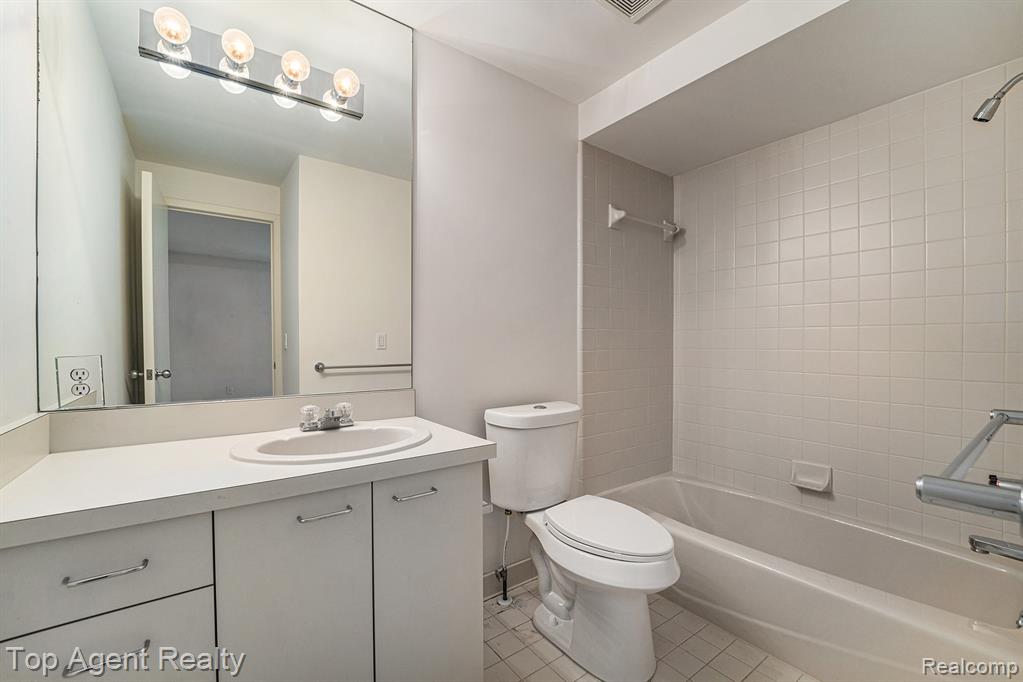 7369 Danbury Drive, West Bloomfield, MI — Photo 18