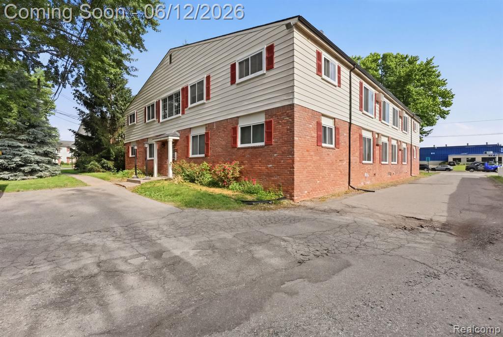 701 W Maple Road, Clawson, MI — Photo 2