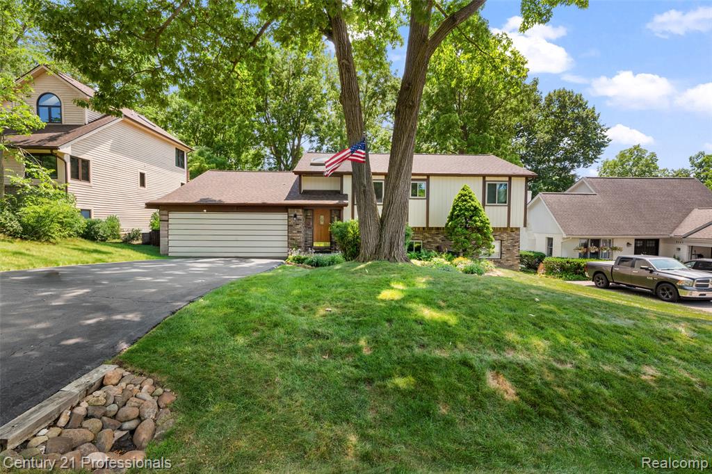 5135 Virgie Lane, West Bloomfield, MI 48324 — front exterior