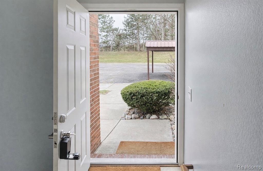 33693 Pondview Circle, Livonia, MI 48152 — Photo 3