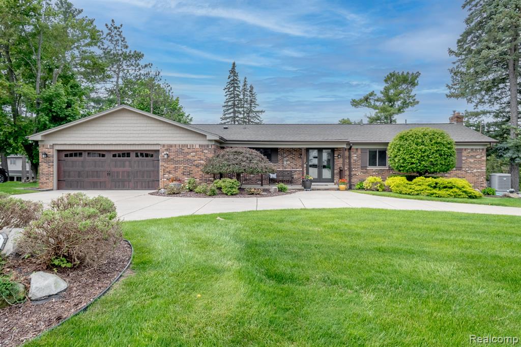 7488 DRIFTWOOD Drive, Fenton, MI 48430 — front exterior