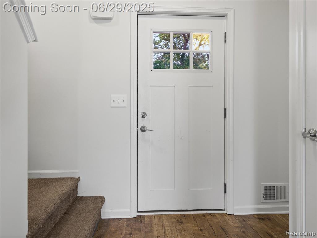 399 W DALLAS Avenue, Madison Heights, MI 48071 — Photo 8