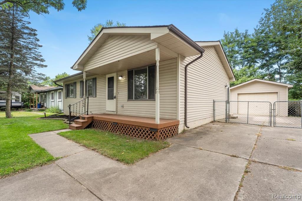 9160 Maplewood Drive, White Lake, MI — Photo 2