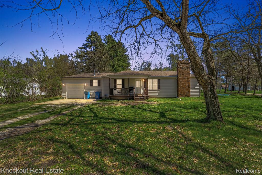 9060 N McKinley Road, Flushing, MI 48433 — front exterior