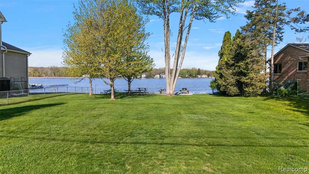 15 Pleasant Lake Drive, Waterford, MI 48327 — Photo 57