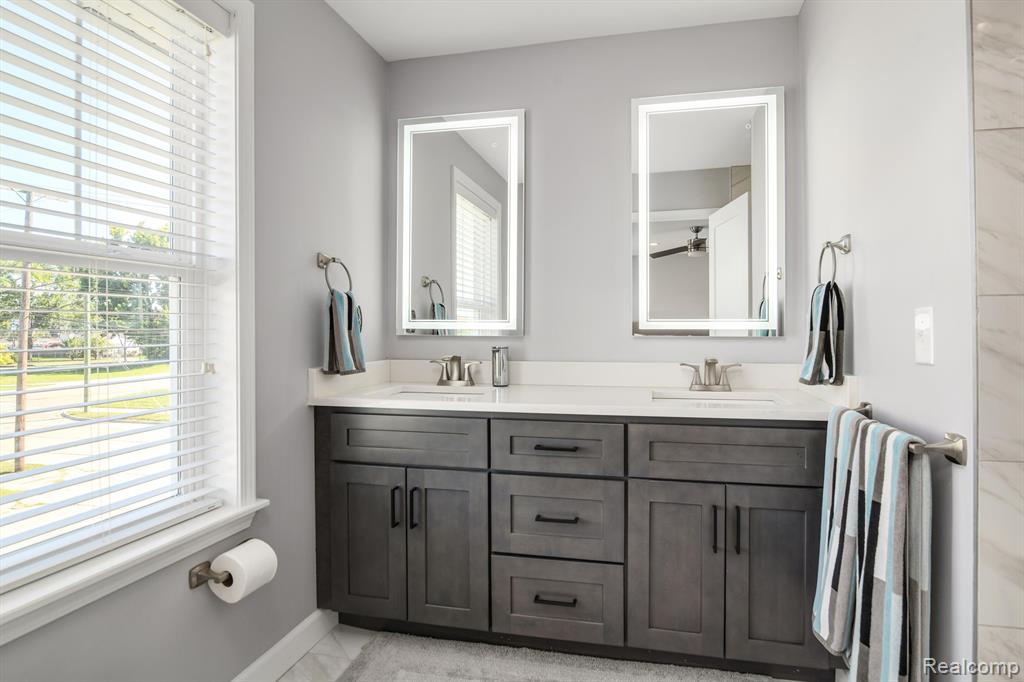 438 E GOULSON Avenue, Hazel Park, MI 48030 — Photo 16