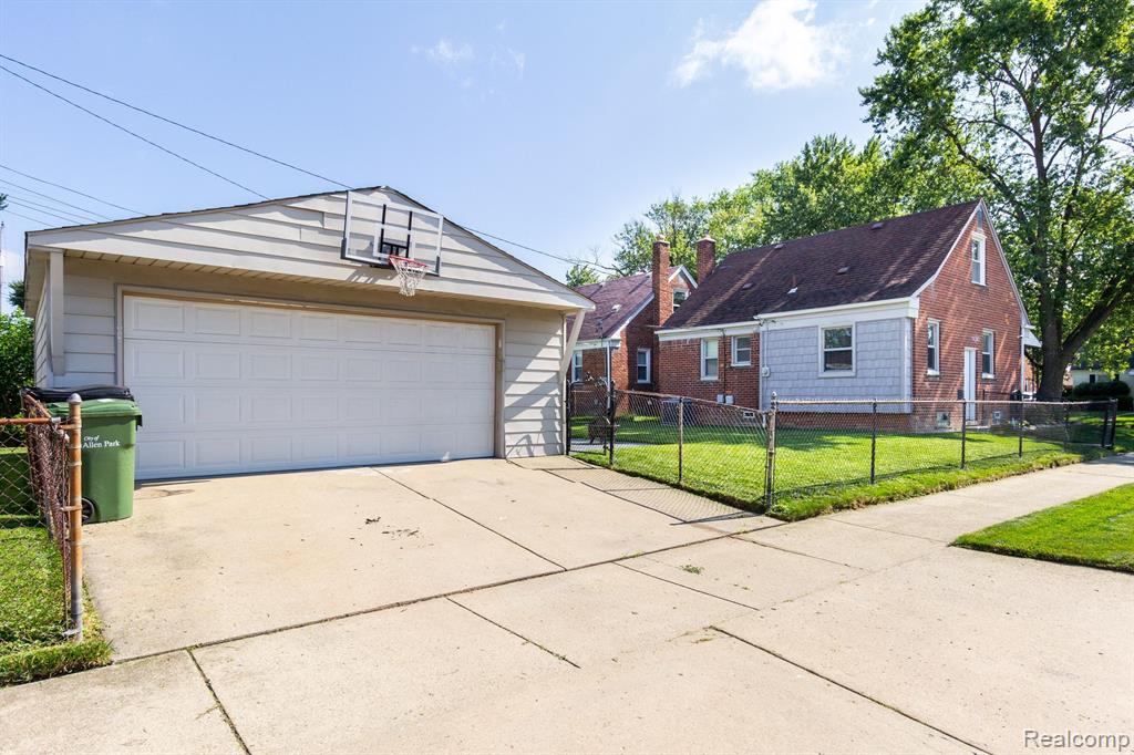 9732 LAURENCE Avenue, Allen Park, MI 48101 — Photo 32