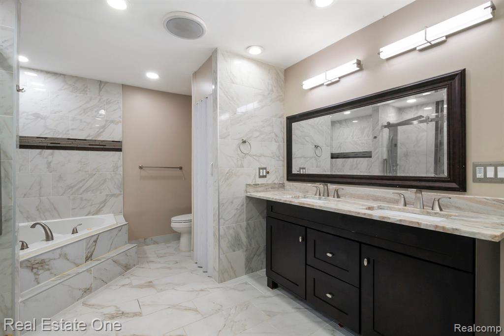 5510 Greenbriar Drive, West Bloomfield, MI — Photo 24