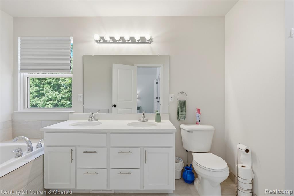 8760 Oak Ridge Trail, Westland, MI — Photo 16
