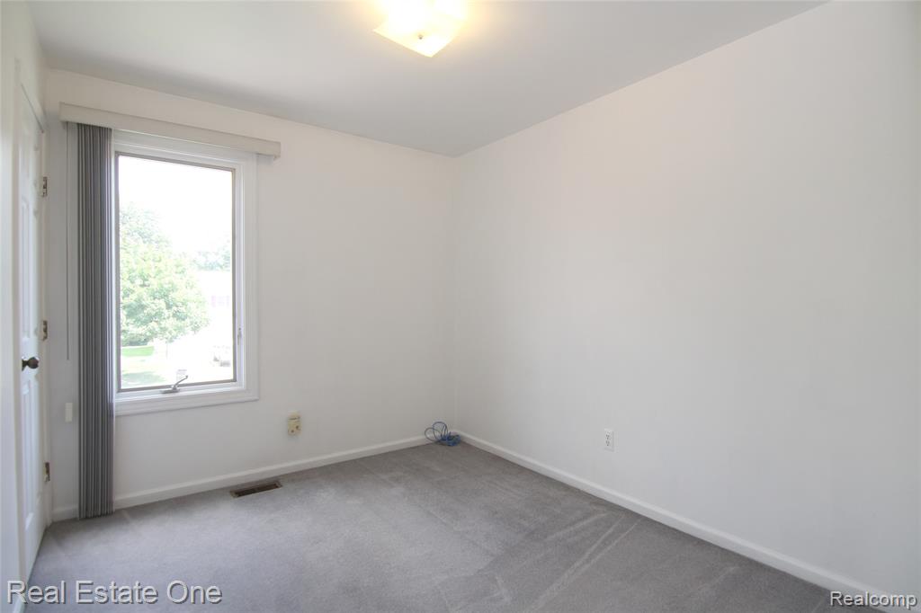 5590 GREENBRIAR Drive, West Bloomfield, MI — Photo 29
