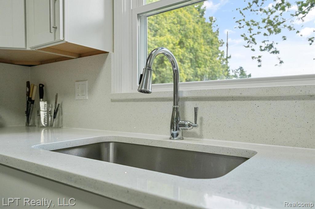 18441 ROSELAND Boulevard, Lathrup Village, MI 48076 — Photo 18