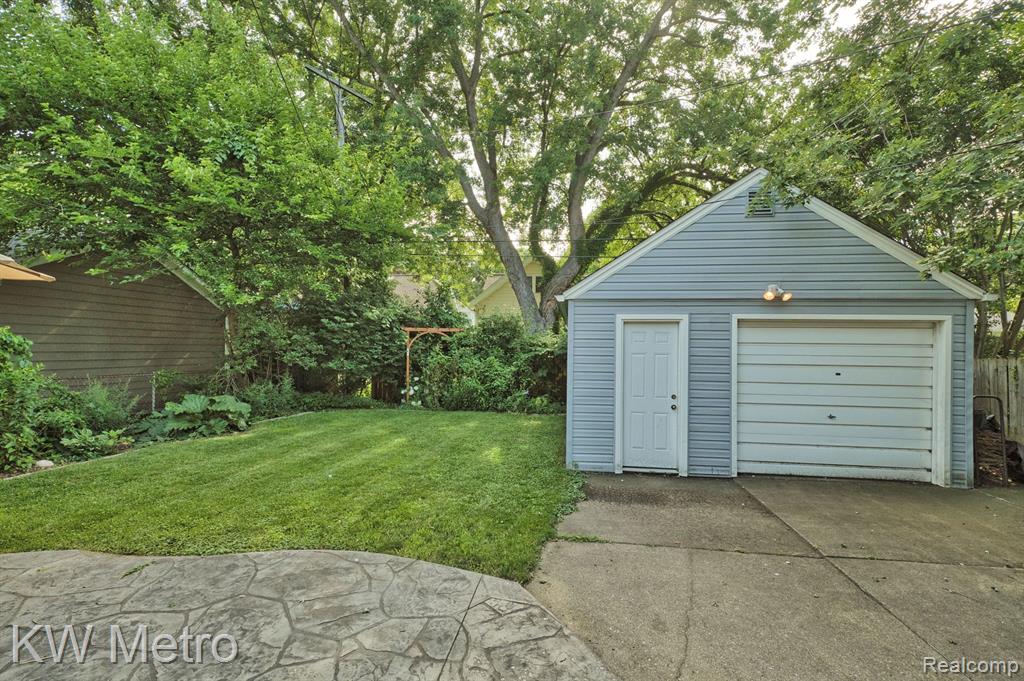806 LOCKWOOD Road, Royal Oak, MI 48067 — Photo 31