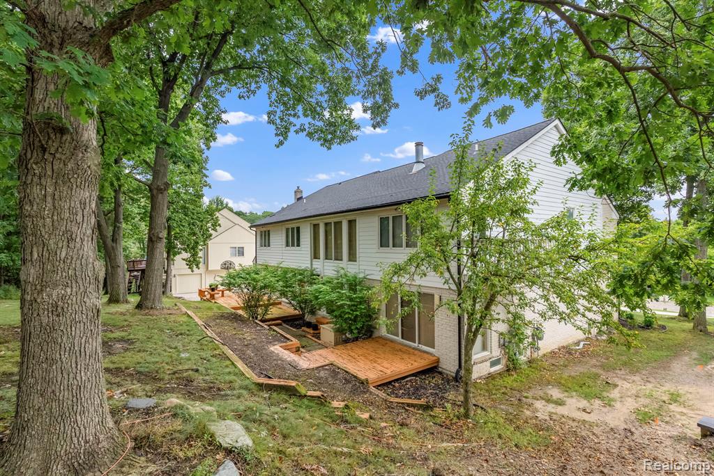 5322 Pond Bluff Drive, West Bloomfield, MI 48323 — Photo 10