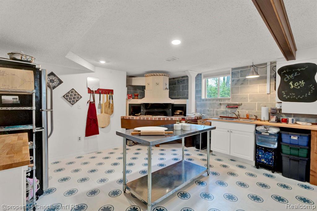 5753 CHERRY CREST Drive, West Bloomfield, MI — Photo 39