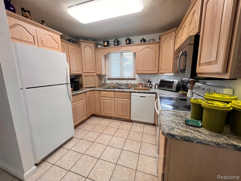 320 Roller Way, Mayville Vlg, MI 48744 — Photo 9