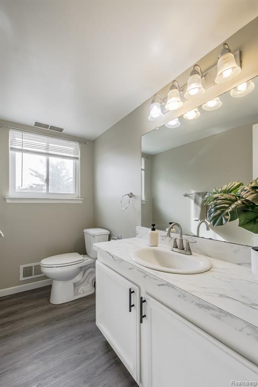 4851 Shoreline Boulevard, Waterford, MI 48329 — Photo 16