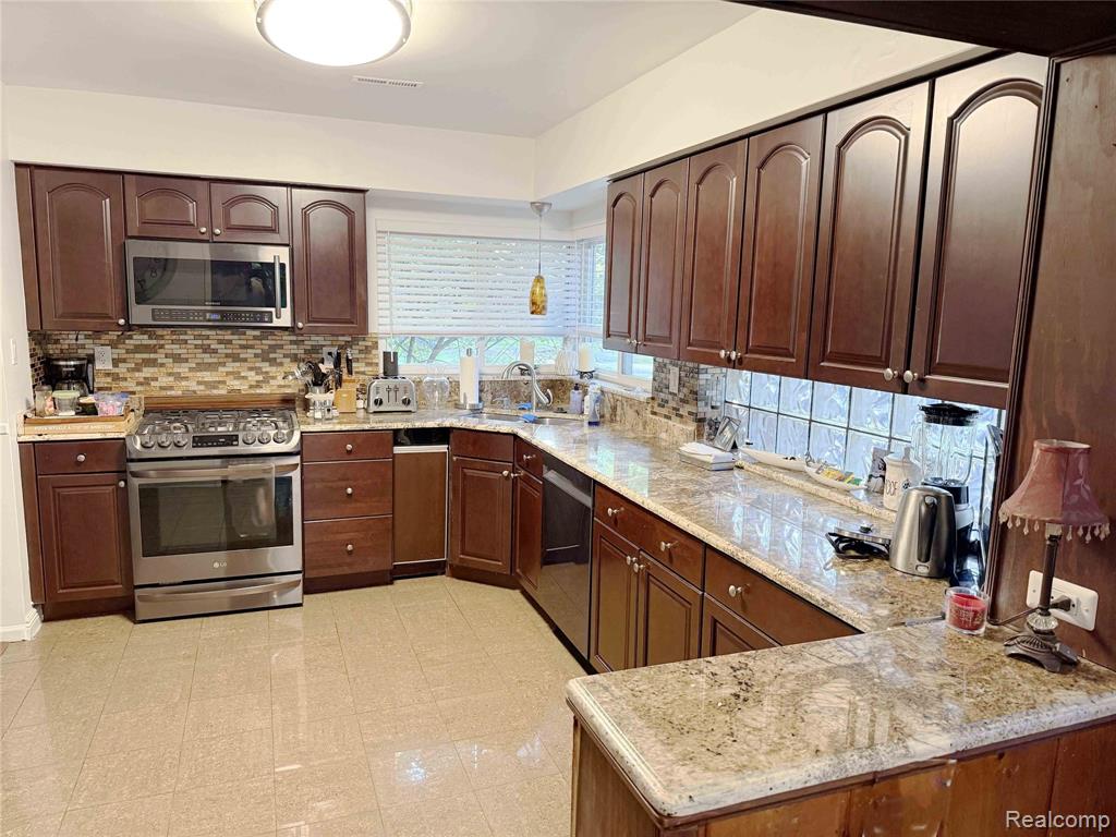 1475 Avondale Street, Sylvan Lake, MI 48320 — Photo 3