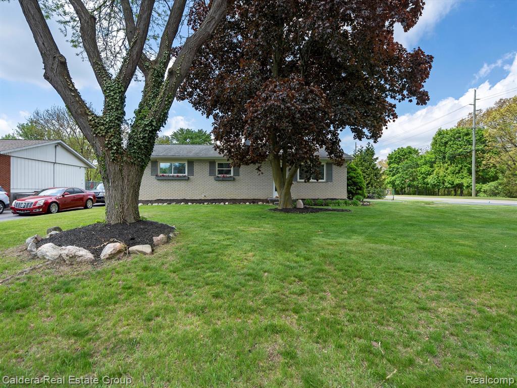 600 LOS ARBOLES Drive, Wolverine Lake, MI 48390 — Photo 4