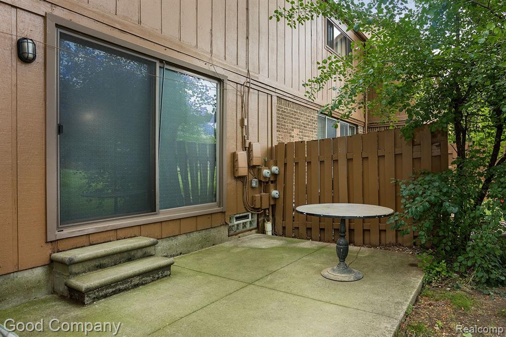 28562 REGENT Court S, Southfield, MI 48076 — Photo 28