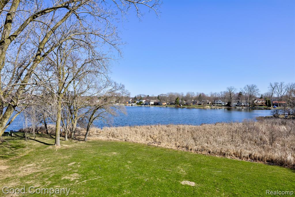 4910 HARBOR POINT Drive, 3, Waterford, MI 48329 — Photo 17