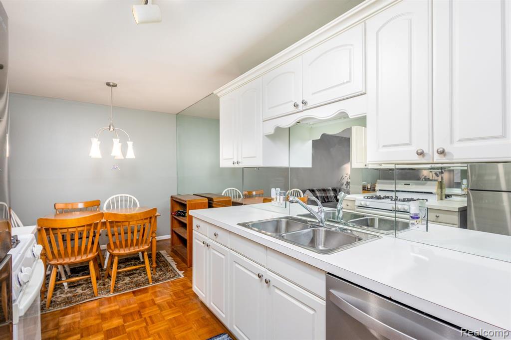 9663 BAYVIEW Drive, 211, Ypsilanti, MI 48197 — Photo 5