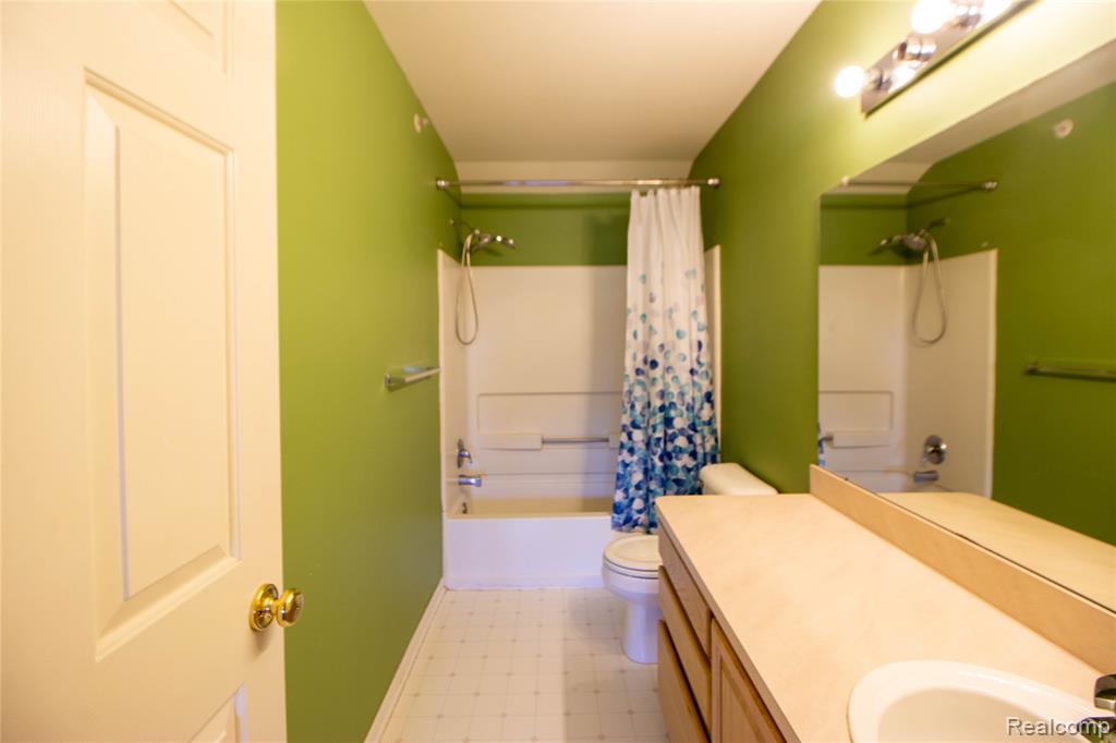 29294 W Glenoaks, Farmington Hills, MI 48334 — Photo 13