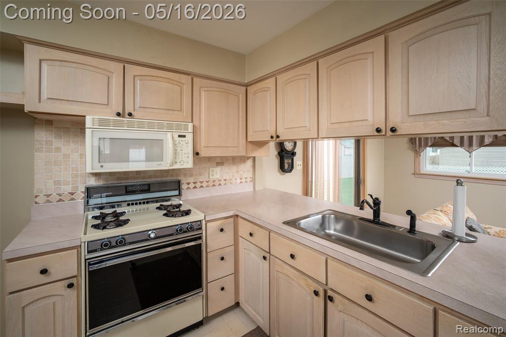 27188 Weddel Avenue, Brownstown, MI 48183 — Photo 8