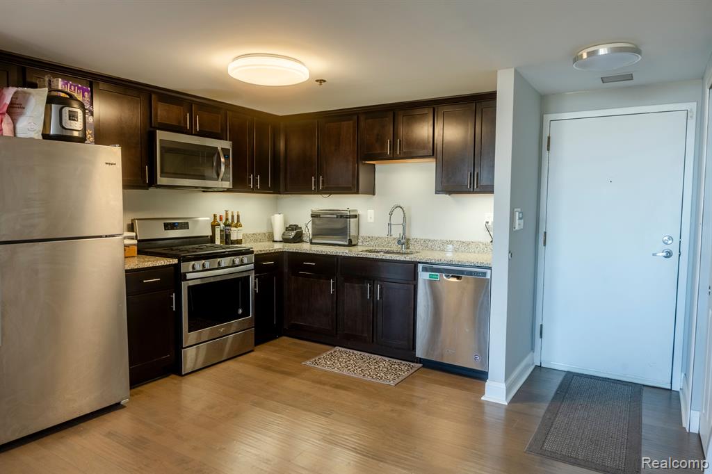 250 E HARBORTOWN Drive, 32-406, Detroit, MI 48207 — Photo 5
