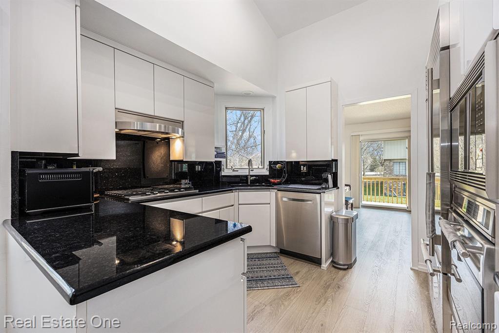 4046 FOXPOINTE Drive, Unit 131, West Bloomfield, MI 48323 — Photo 10