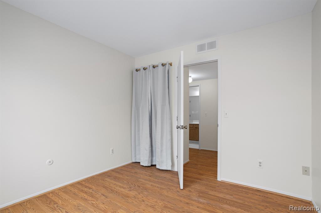 381 NEPTUNE Drive, Walled Lake, MI 48390 — Photo 18