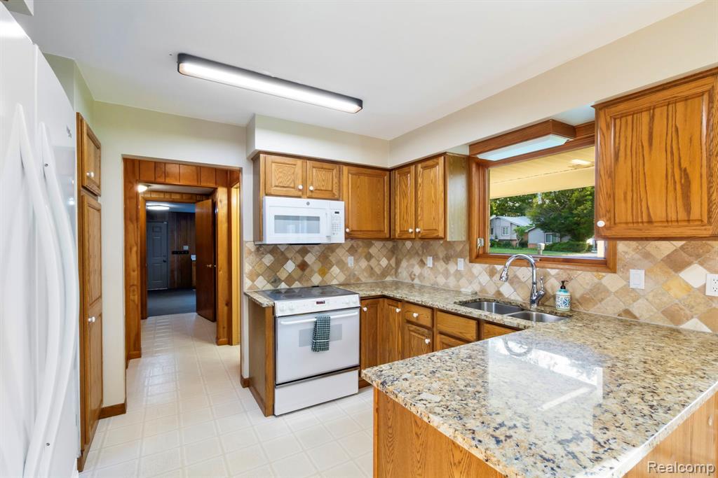 821 Castlebar Drive, Rochester Hills, MI 48309 — Photo 7