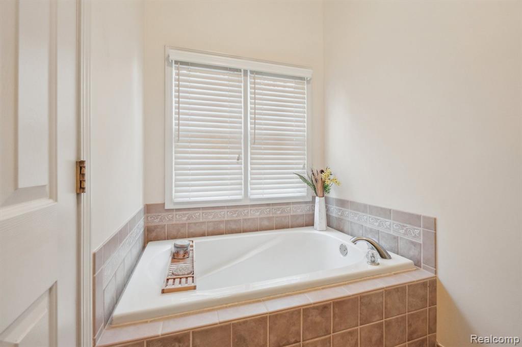 810 JOSHUA Drive, Highland, MI 48356 — Photo 17