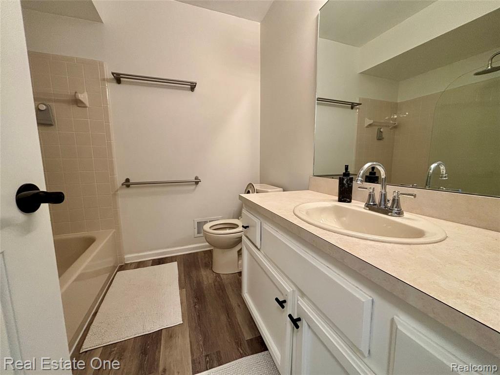 66 Meadow Wood Drive, Rochester Hills, MI 48307 — Photo 18