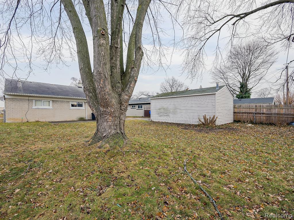 948 E Kalama Avenue, Madison Heights, MI 48071 — Photo 26