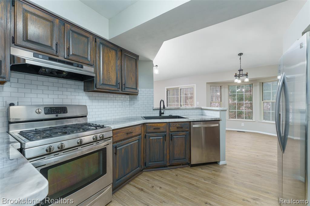 886 Whisperwood Trail, Fenton, MI 48430 — Photo 8