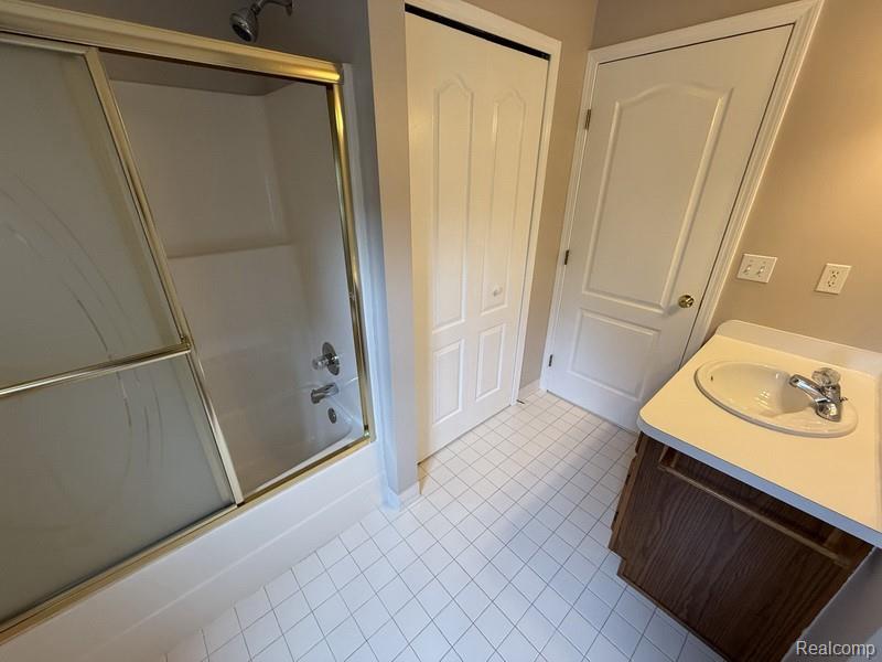 8303 Lenore Street, Dearborn Heights, MI 48127 — Photo 11