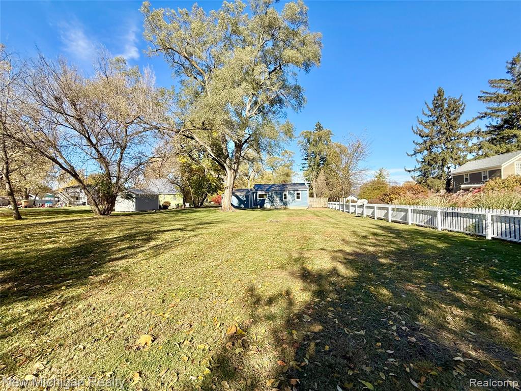 823 W Silver Lake Road, Fenton, MI 48430 — Photo 2