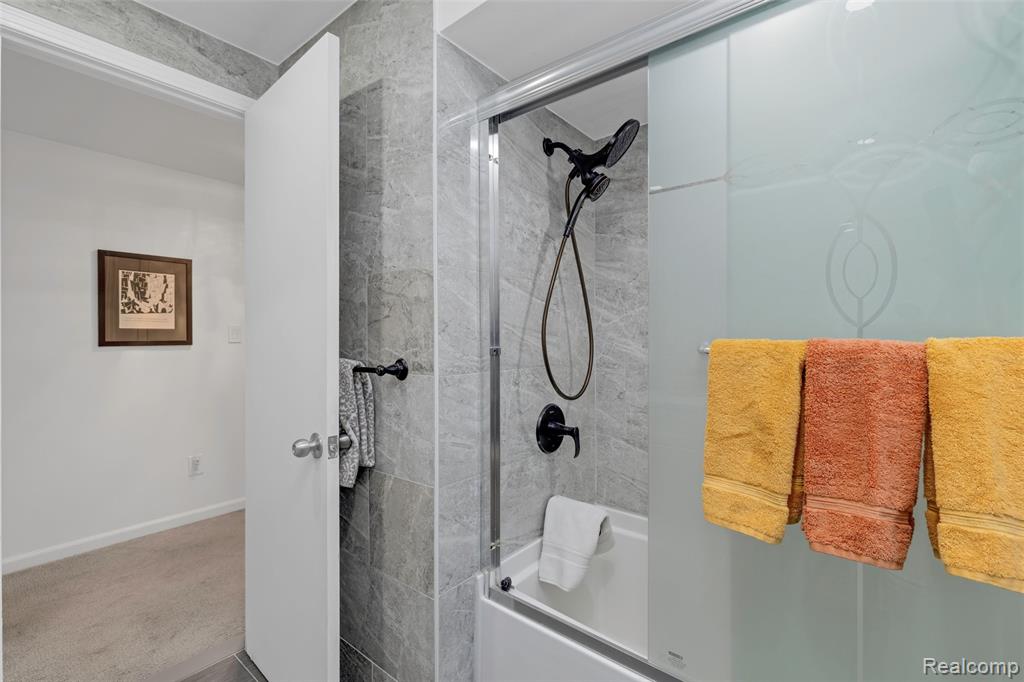 6018 Brynthrop Drive, Shelby Twp, MI 48316 — Photo 15